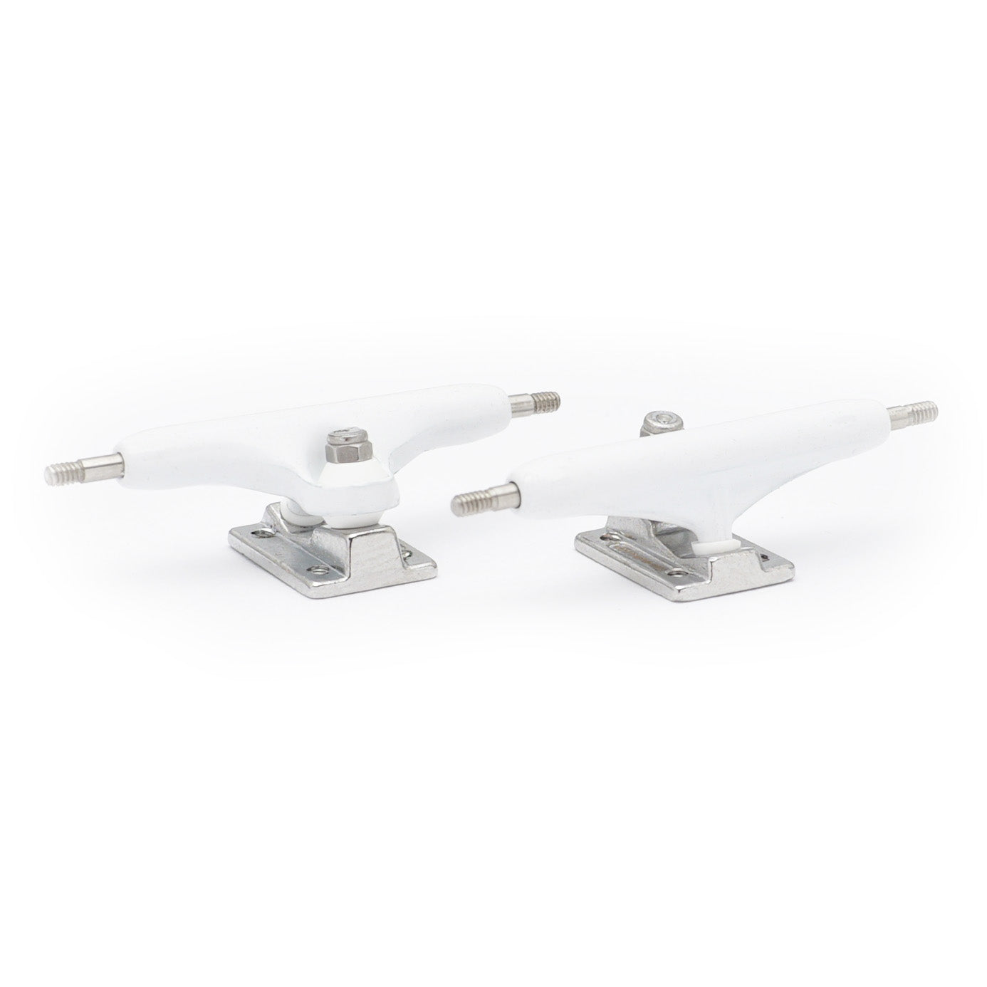 dynamic trucks 34mm width white hanger chrome baseplate
