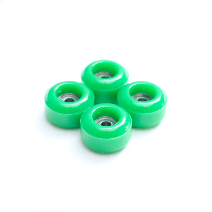 set of 4 bearing wheels street shape 7.5mm diameter green color